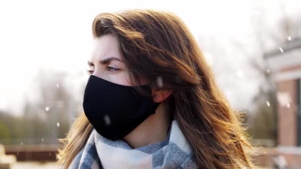 Nő visel újrahasználható védő maszk télen — Stock videók