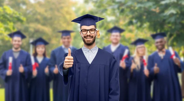 Šťastný postgraduální student ukazující palce nahoru — Stock fotografie