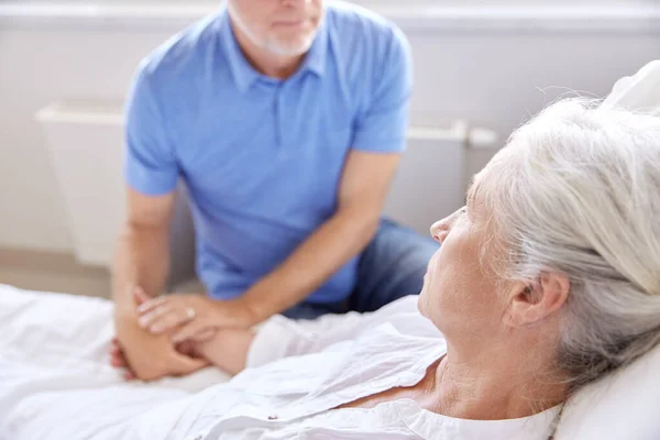 Senior couple möte på sjukhusavdelningen — Stockfoto