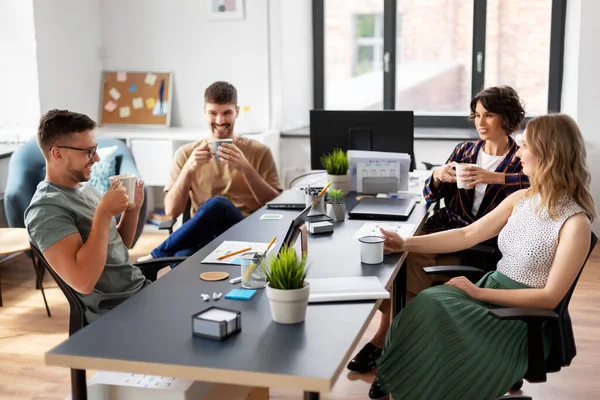 Team av startupers dricka kaffe på kontoret — Stockfoto