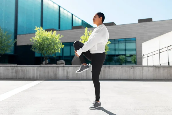 Afro-Amerikan kadın dışarıda spor yapıyor. — Stok fotoğraf