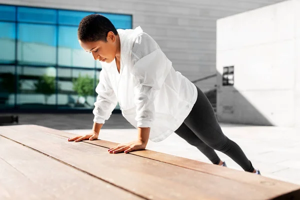 Afrikaans amerikaanse vrouw doet sport buiten — Stockfoto