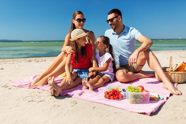 Famiglia felice facendo picnic sulla spiaggia estiva — Foto Stock