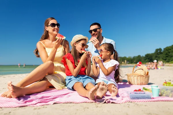 Lycklig familj som har picknick på sommarstranden — Stockfoto