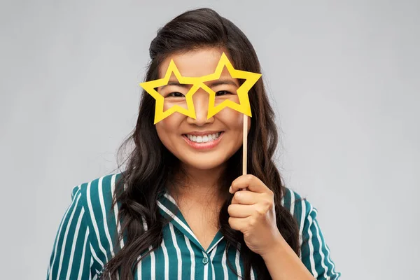 Mujer asiática feliz con gafas de fiesta en forma de estrella — Foto de Stock