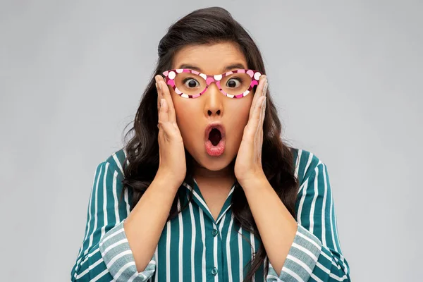 Sorpreso asiatico donna con partito occhiali — Foto Stock