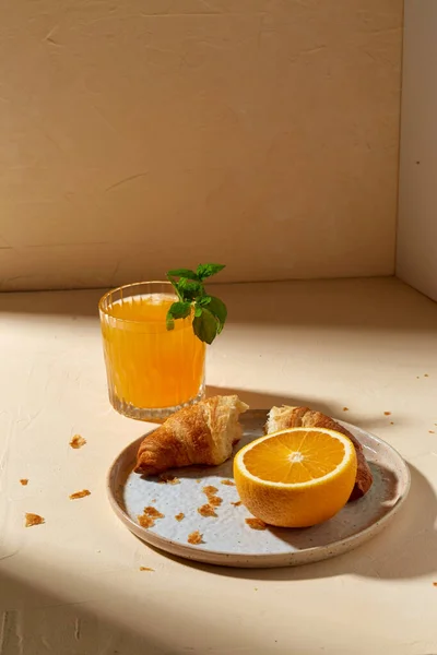 Verre de jus d'orange et croissant sur assiette — Photo