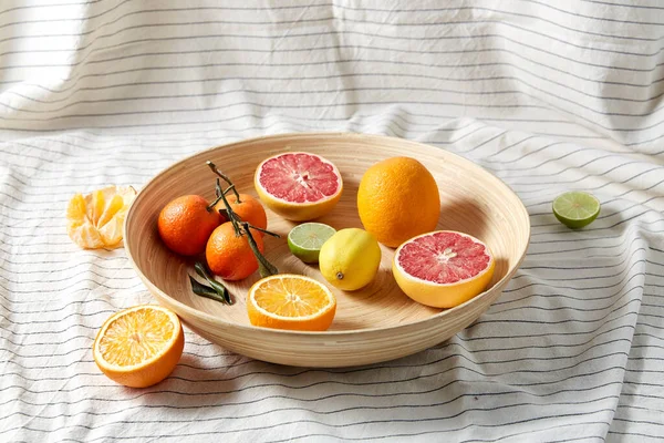 Menutup buah jeruk di piring kayu — Stok Foto