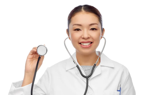 Feliz sorrindo asiático fêmea médico no branco casaco — Fotografia de Stock