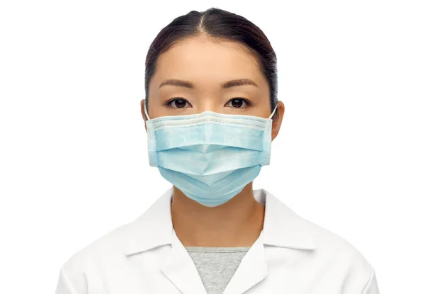Ασιάτισσα γιατρός με προστατευτική ιατρική μάσκα — Φωτογραφία Αρχείου