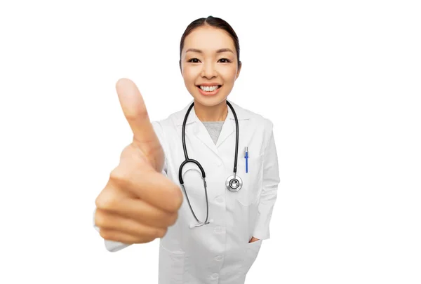 Sorridente asiatico femmina medico mostrando pollice su — Foto Stock