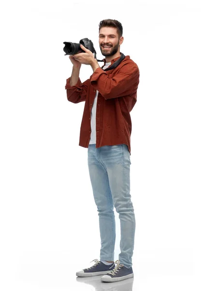 Sonriente hombre o fotógrafo con cámara digital —  Fotos de Stock