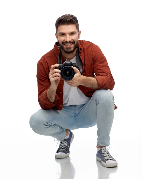 Homem sorridente ou fotógrafo com câmera digital — Fotografia de Stock