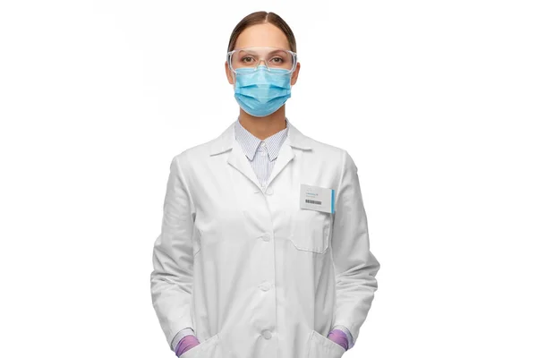 Wissenschaftlerin mit medizinischer Maske und Brille — Stockfoto