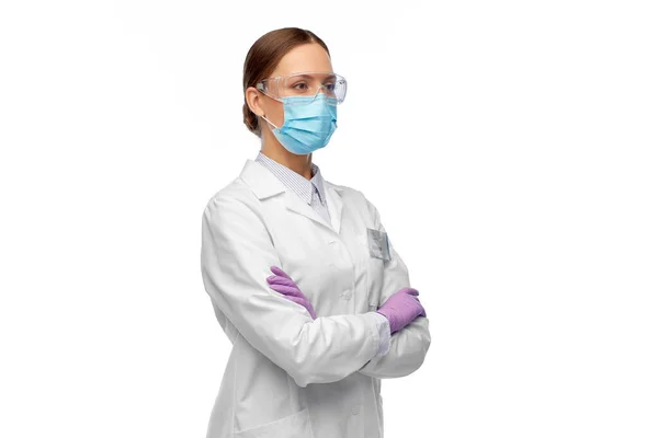 Kvinnlig forskare i medicinsk mask och glasögon — Stockfoto