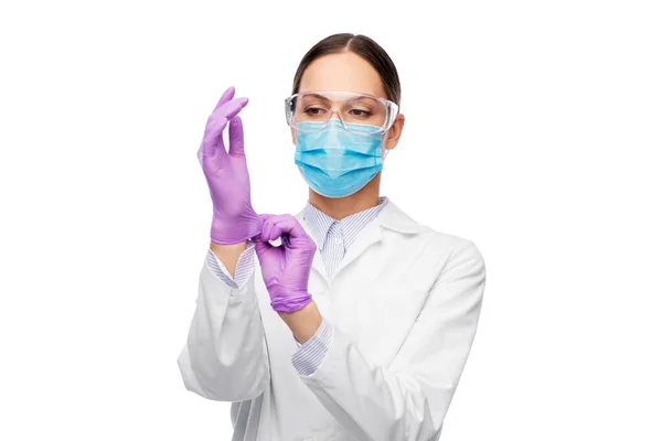 Ärztin mit Handschuhen, Maske und Brille — Stockfoto