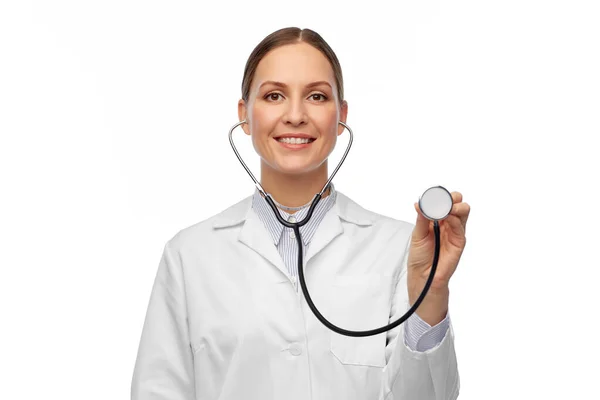 Szczęśliwy uśmiech kobieta lekarz z stetoskopem — Zdjęcie stockowe