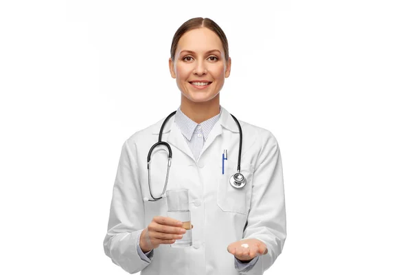 Medico con medicina e bicchiere d'acqua — Foto Stock