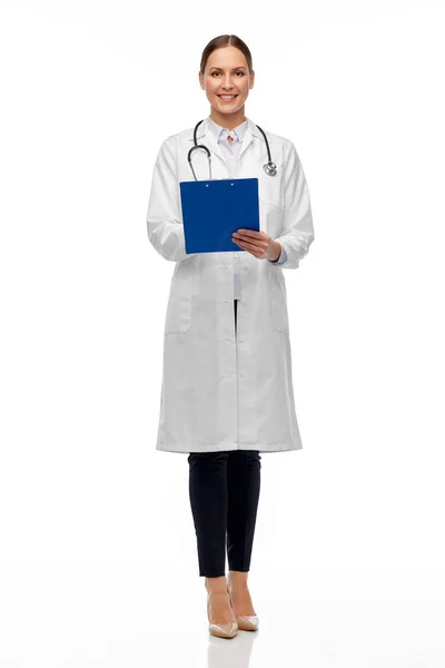 Gelukkig vrouwelijke arts met klembord en stethoscoop — Stockfoto