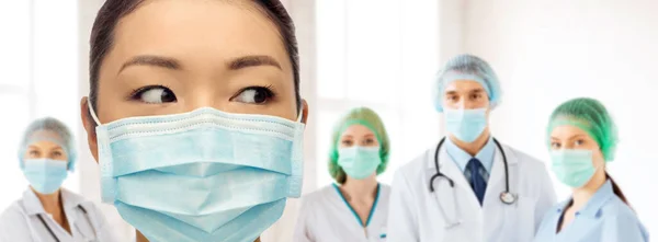 Hastanede maske takan Asyalı doktora yakın çekim yapın. — Stok fotoğraf