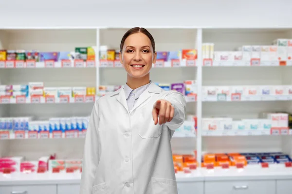 Farmacéutica señalando a la cámara en la farmacia —  Fotos de Stock