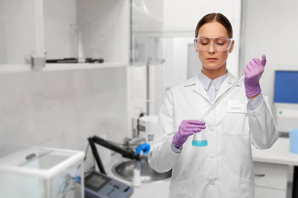 Cientista fêmea com química em laboratório — Fotografia de Stock