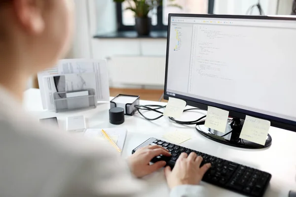 Femme d'affaires avec ordinateur travaillant au bureau — Photo