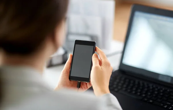 Zakenvrouw met smartphone werkt op kantoor — Stockfoto