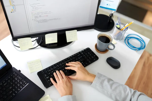 Femme d'affaires avec ordinateur travaillant au bureau — Photo