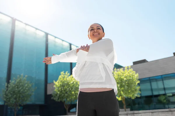 Donna afro-americana che fa sport all'aperto — Foto Stock