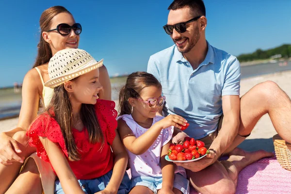 Famille heureuse pique-nique sur la plage d'été — Photo