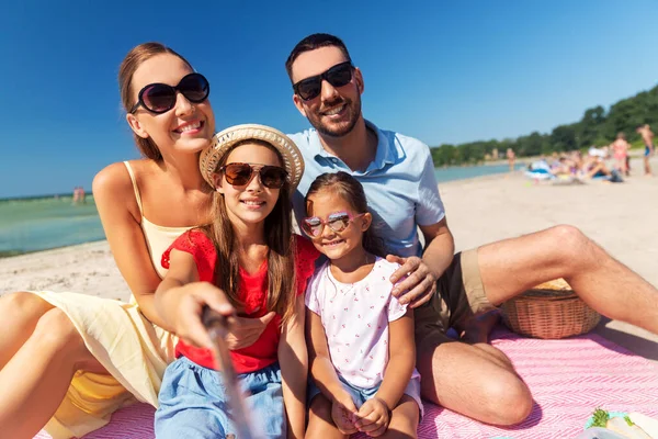 Familia feliz tomando selfie en la playa de verano — Foto de Stock