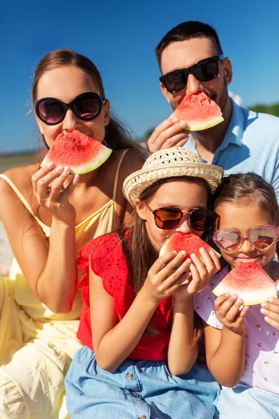 Família feliz fazendo piquenique na praia de verão — Fotografia de Stock