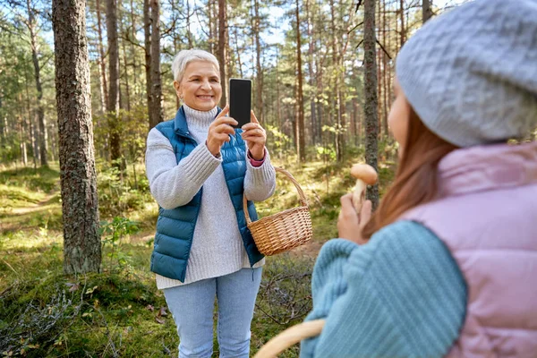 Oma fotografiert Enkelin mit Pilzen — Stockfoto