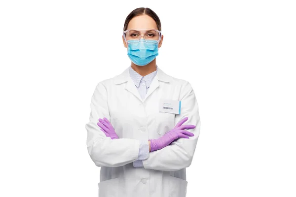 Cientista feminino em máscara médica e óculos — Fotografia de Stock