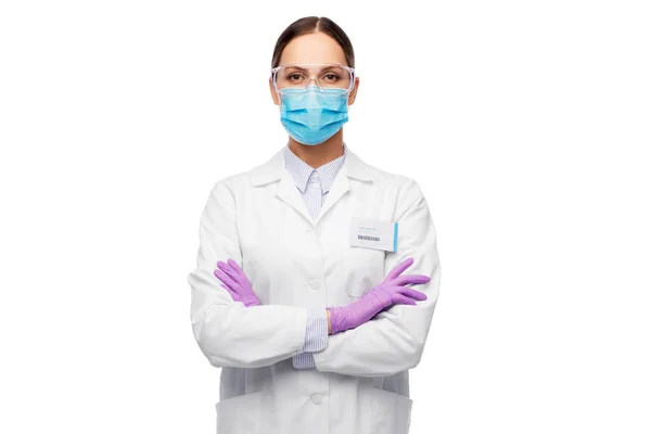 Scienziato donna in maschera medica e occhiali — Foto Stock