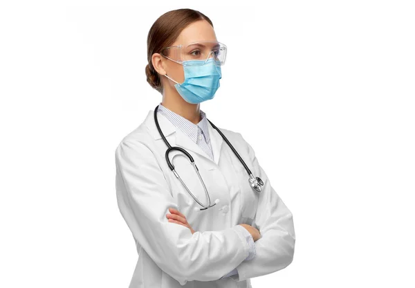 Γυναίκα γιατρός με γυαλιά και ιατρική μάσκα — Φωτογραφία Αρχείου