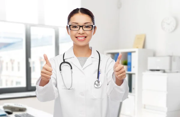 Asiático mujer médico mostrando pulgares arriba en hospital —  Fotos de Stock