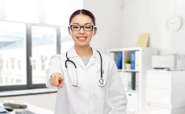 Azjatycka kobieta lekarz wskazując na ciebie w szpitalu — Zdjęcie stockowe
