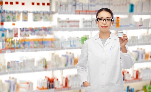 Азиатская женщина-фармацевт с лекарствами в аптеке — стоковое фото