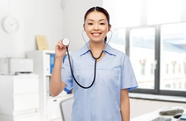 Asiatische Ärztin mit Stethoskop im Krankenhaus — Stockfoto