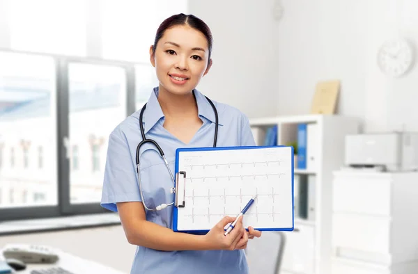 Asian female doctor with cardiogram at hospital — Stock Photo, Image