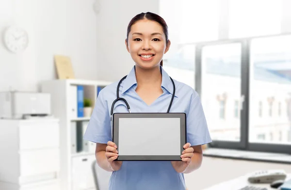 Asiática médico feminino com tablet pc no hospital — Fotografia de Stock