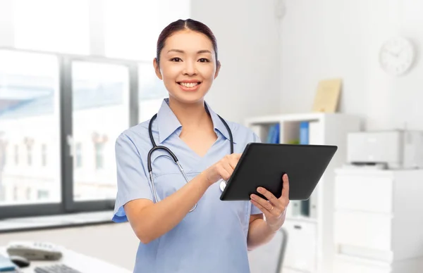 Asiatische Krankenschwester mit Tablet-PC im Krankenhaus — Stockfoto
