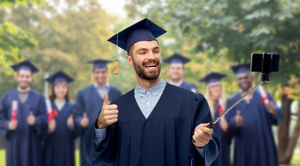 Samec postgraduální student s chytrým telefonem se selfie — Stock fotografie