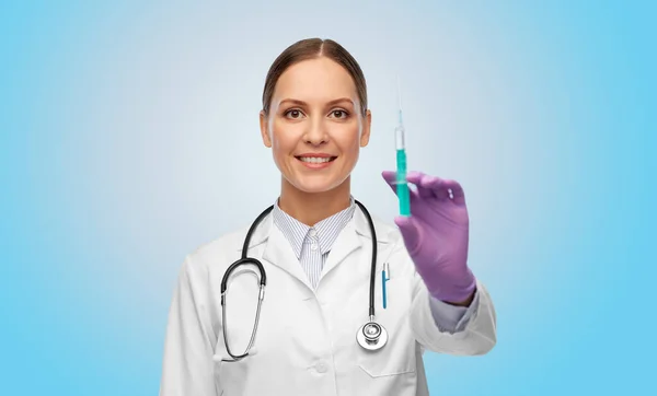 Femme heureuse médecin avec médicament en seringue — Photo