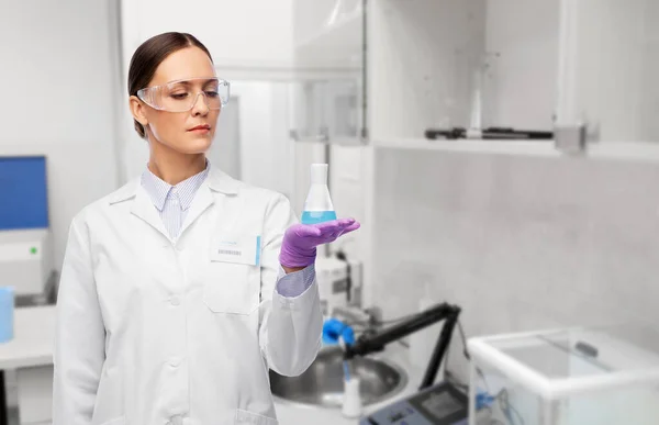 Női tudós vegyi anyaggal a laboratóriumban — Stock Fotó