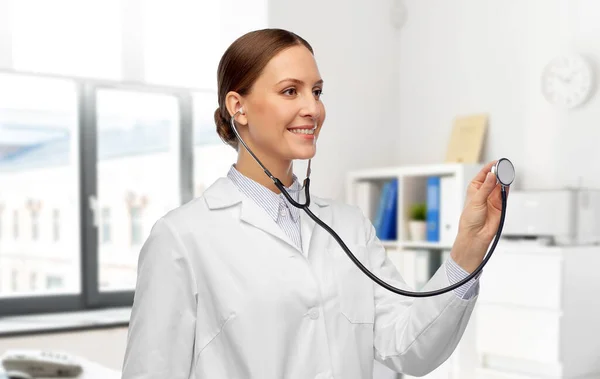 Feliz sorridente médico feminino com estetoscópio — Fotografia de Stock