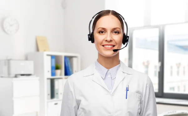 Médecin femme souriante avec casque — Photo