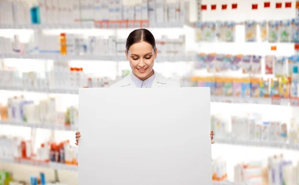 Szczęśliwy uśmiech kobieta farmaceuta z białą tablicą — Zdjęcie stockowe